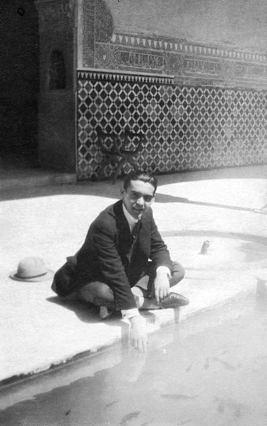Federico García Lorca en un patio de la Alhambra de Granada, circa 1922